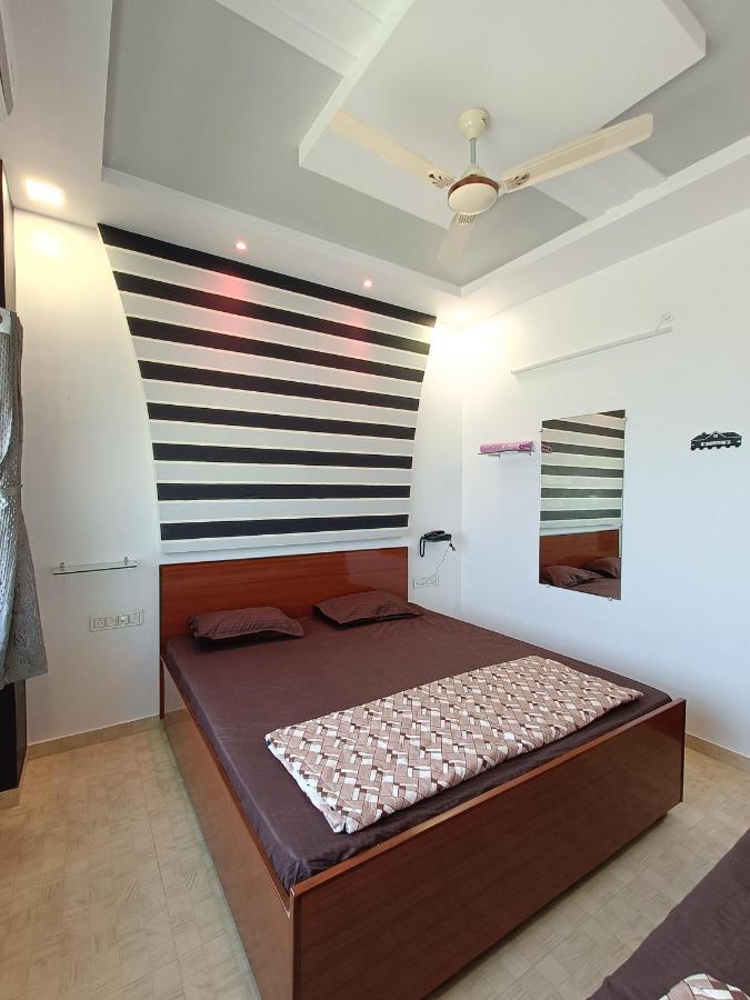 Hotel Jb Star Māndvi Екстериор снимка